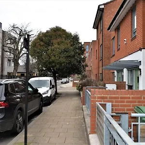 Holiday home 4 Bedroom House, London